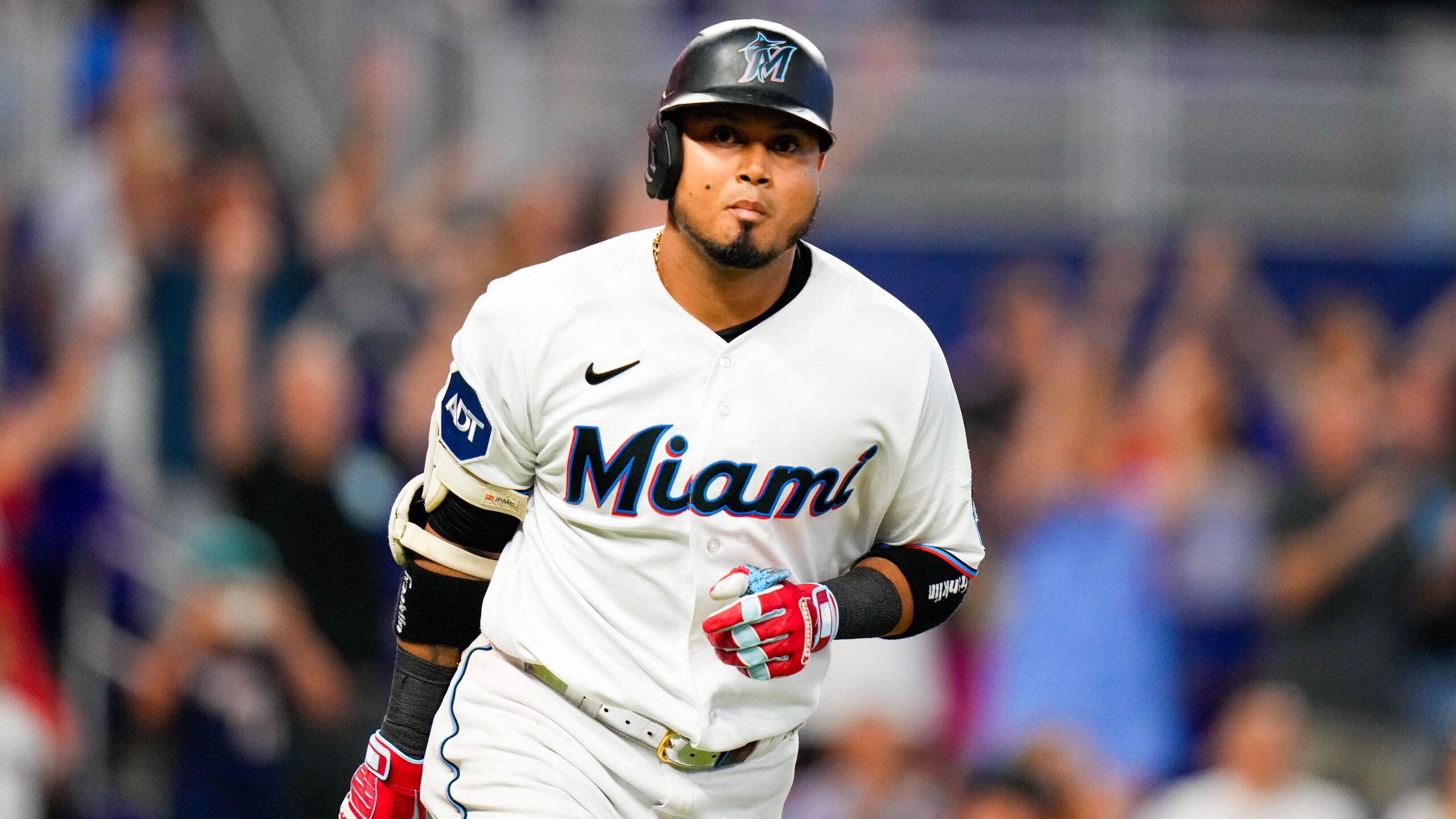 Marlins' Luis Arraez Goes 5-for-5 to Raise Batting Average Back to .400