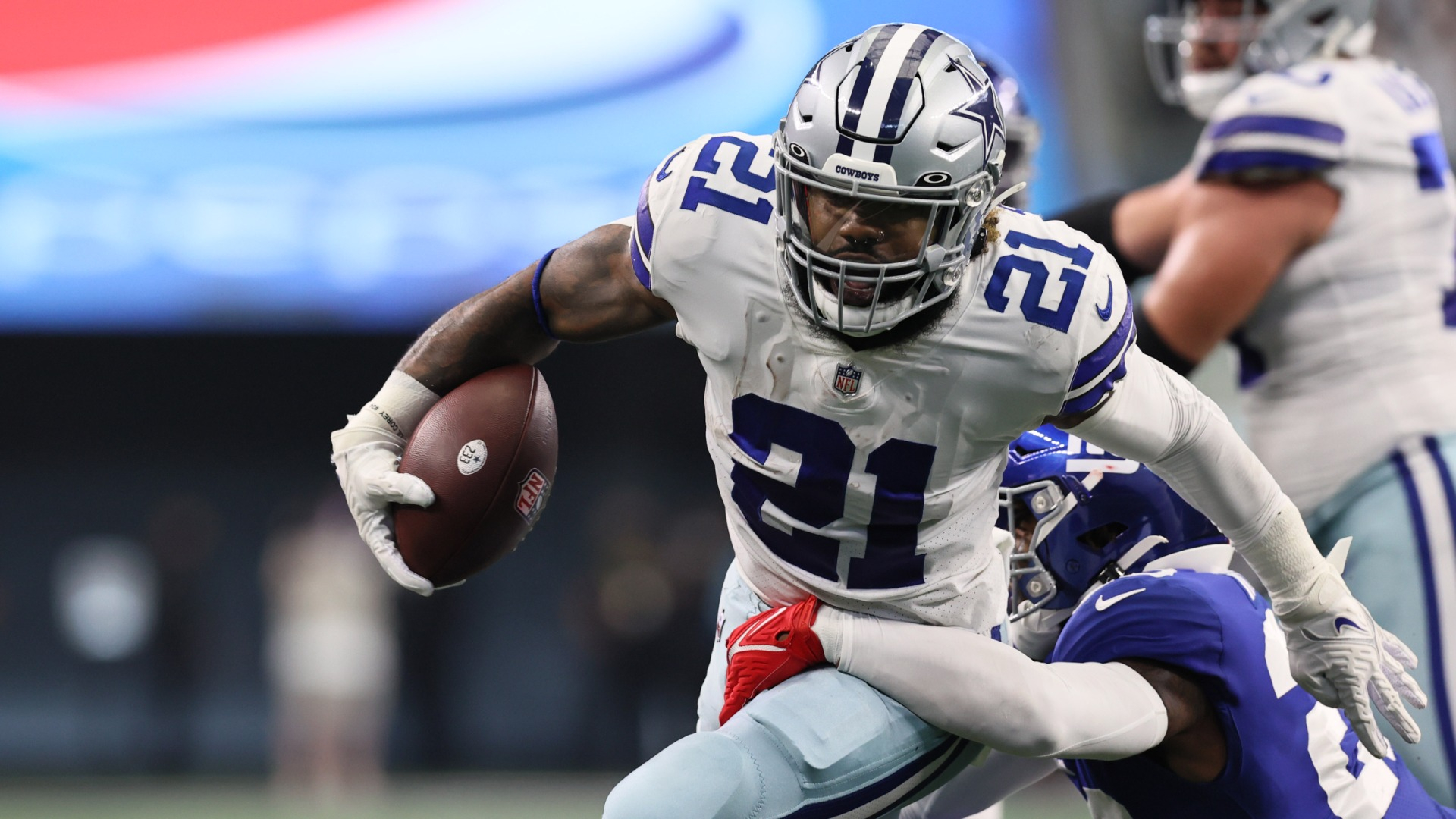 Dallas Cowboys' Ezekiel Elliott shops with mystery woman