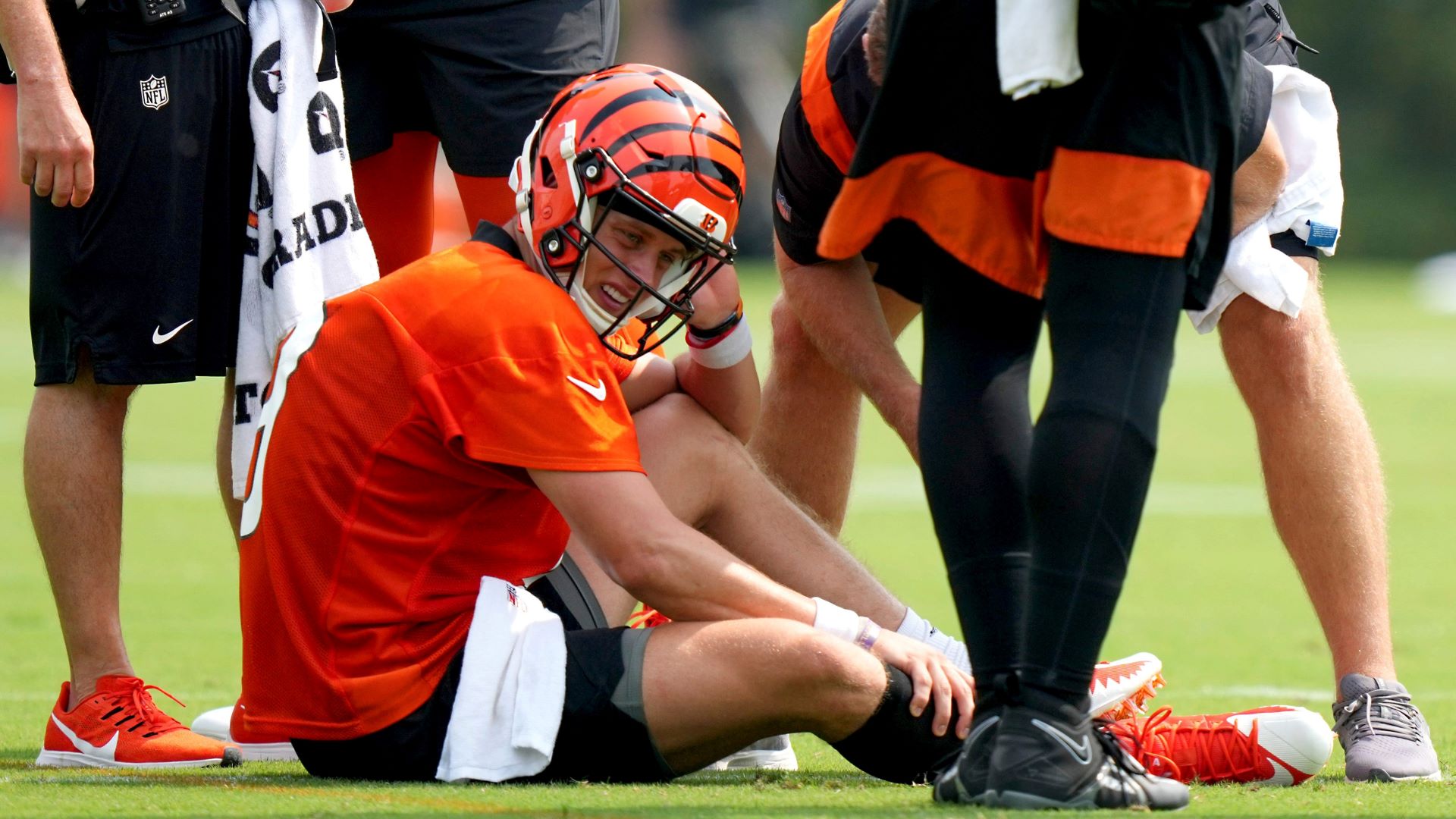 Injured Bengals QB Joe Burrow throws, runs in preseason warmup 