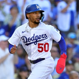 Los Angeles Dodgers Star Mookie Betts Gets Standing Ovation in