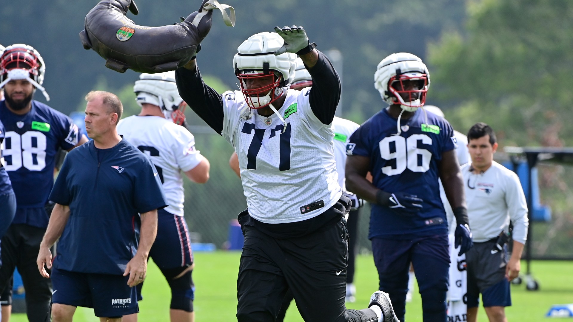 Patriots extra points: Trent Brown reported to training camp 'lighter