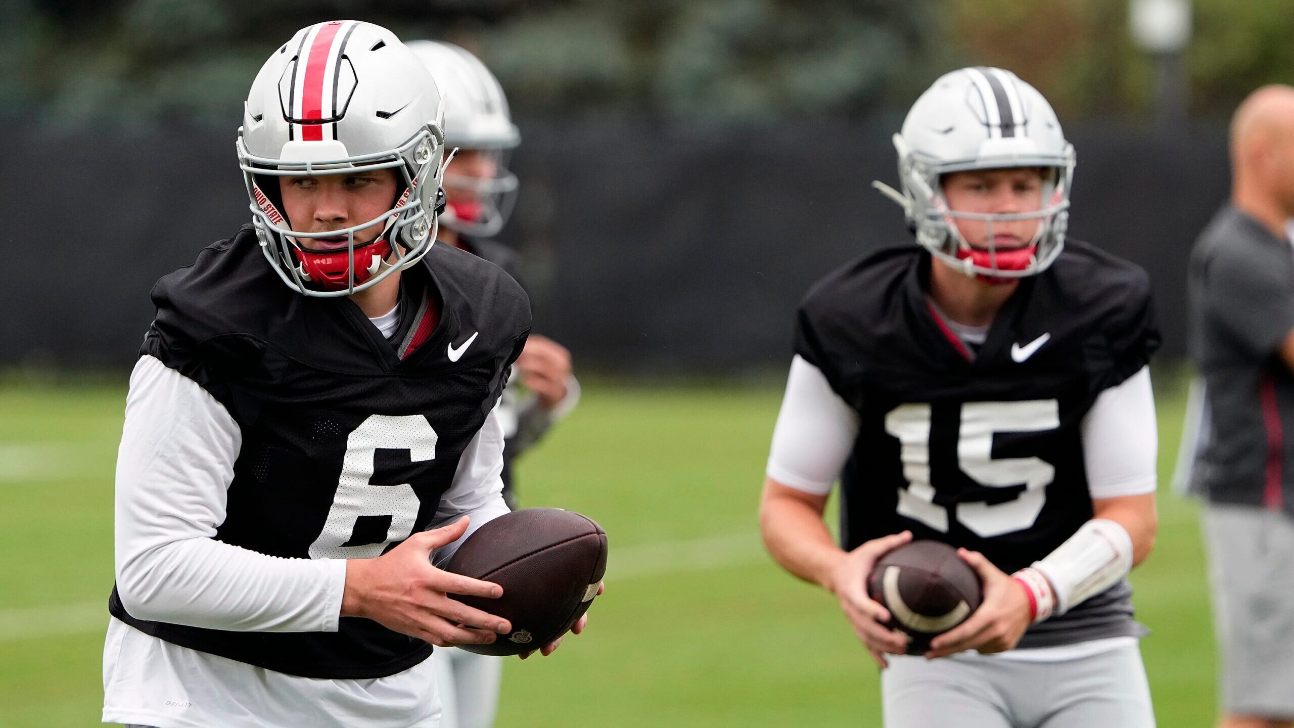 Joe Burrow and former Ohio State teammates golf with Suns' Devin