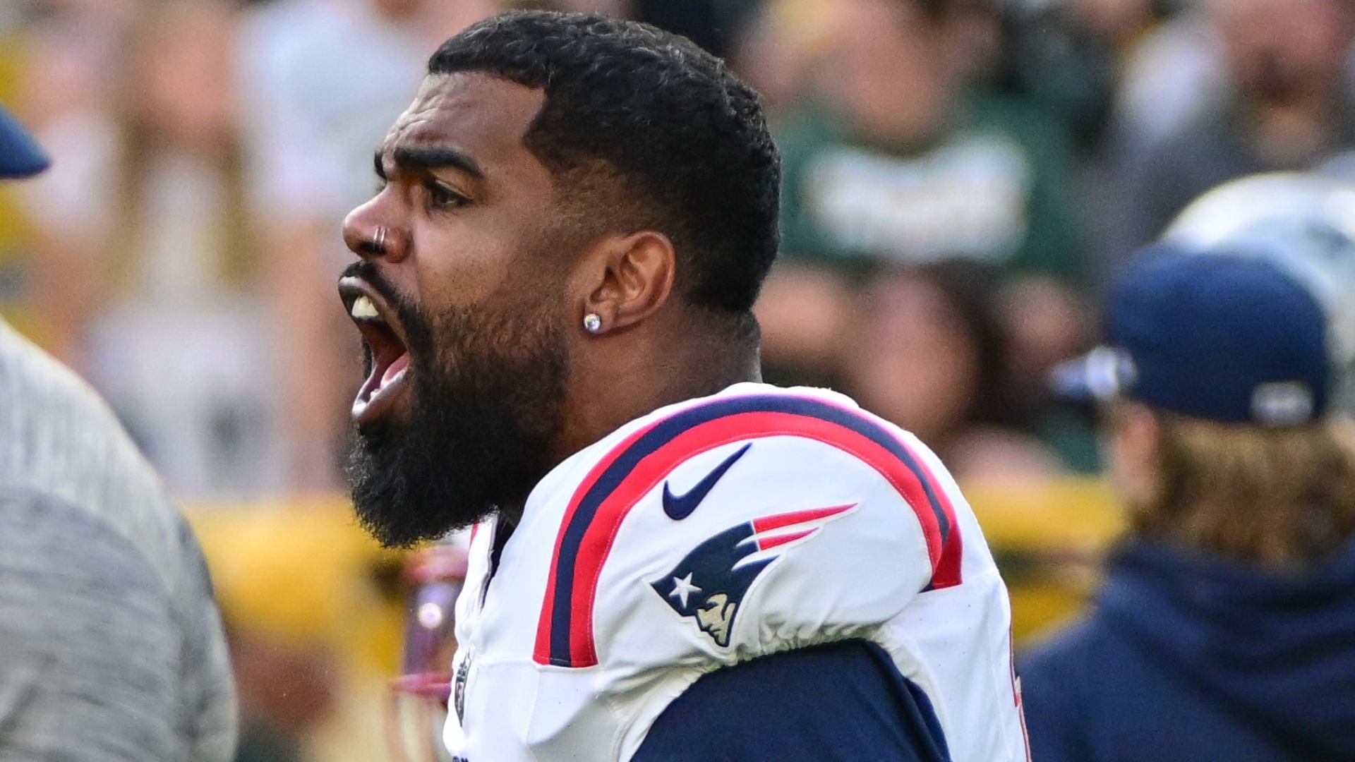 Patriots' Mac Jones dials up recruiting pitch to Ezekiel Elliott