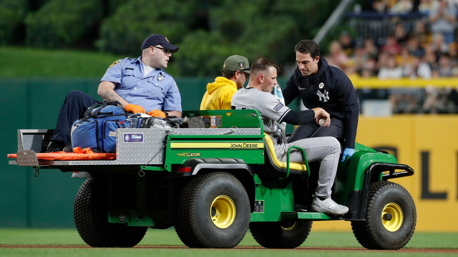 Yankees' Anthony Misiewicz hit in head with liner, carted off field