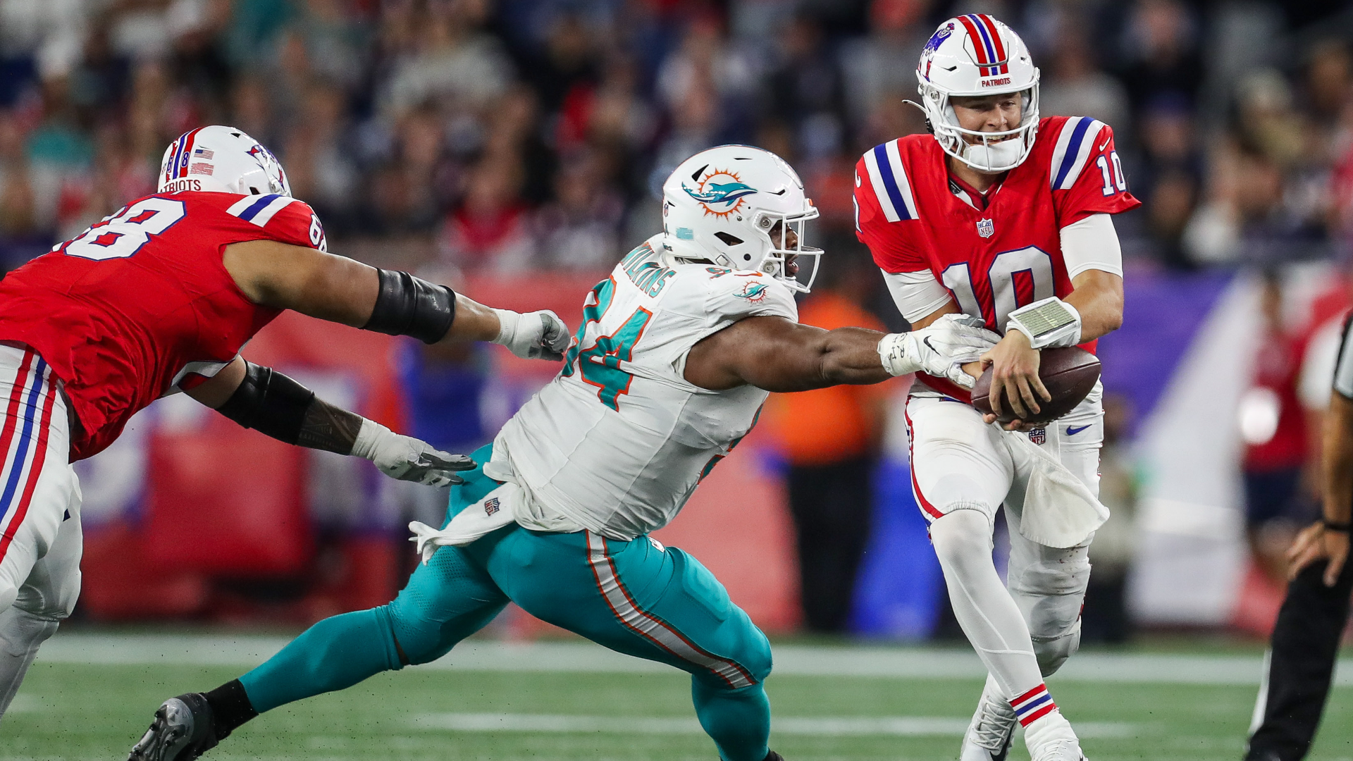 Dolphins hold off Patriots for road win in division