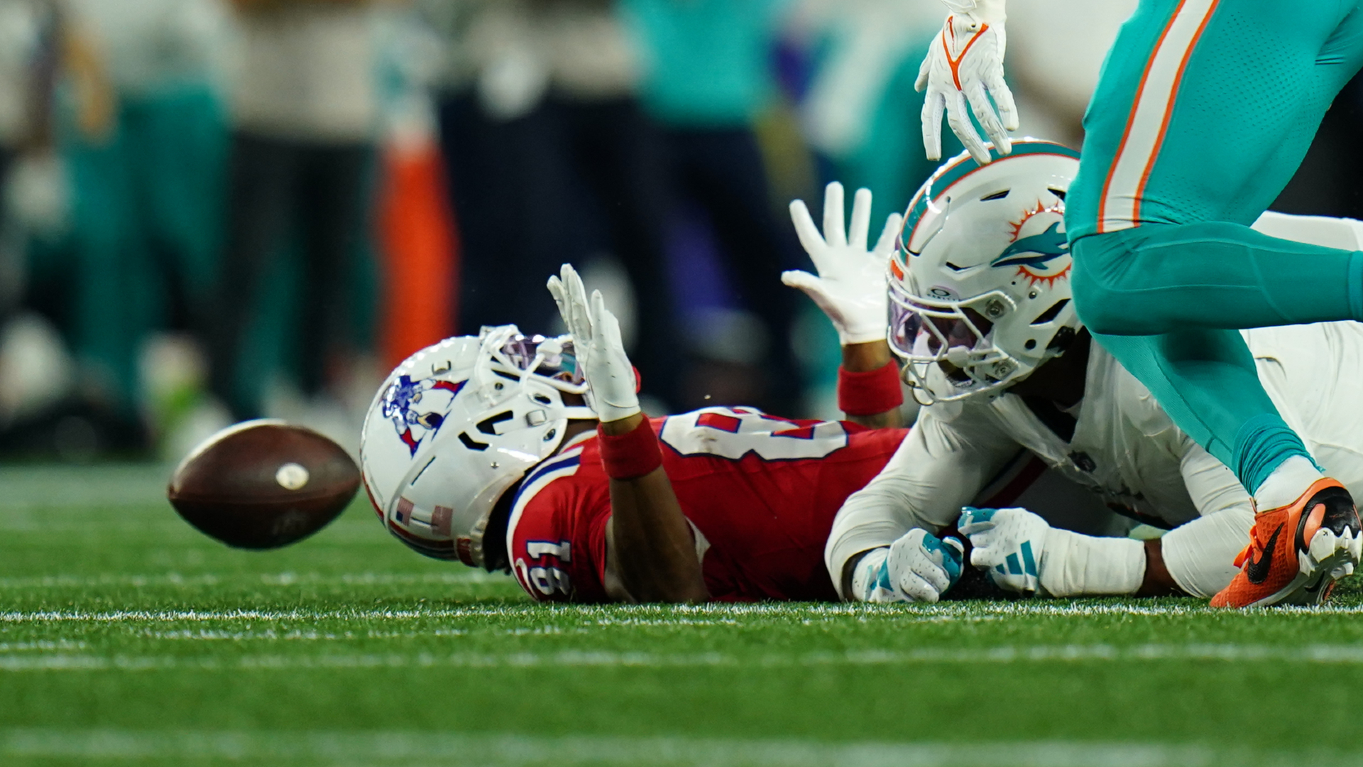 Pats veterans rally around rookie Douglas after his fumble