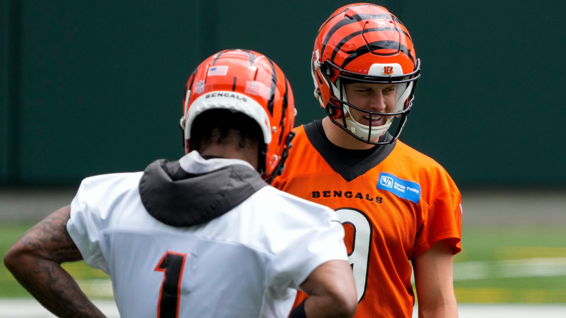 Blue Jackets back Cincinnati Bengals with Joe Burrow jerseys