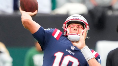Comeback bid falls short as Patriots lose to Eagles, 25-20, in