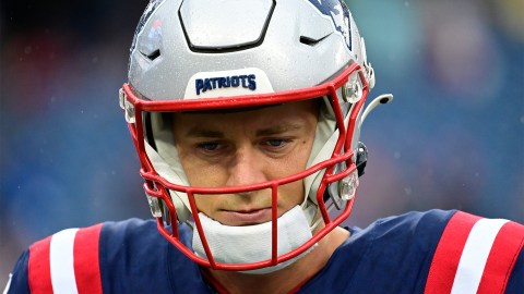 New England Patriots QB Matt Cassel looks to receiver Randy Moss