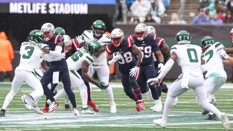 New England Patriots defensive tackle Carl Davis Jr. (98) looks on during  an NFL football game, Sunday, Sept. 18, 2022, in Pittsburgh, PA. (AP  Photo/Matt Durisko Stock Photo - Alamy