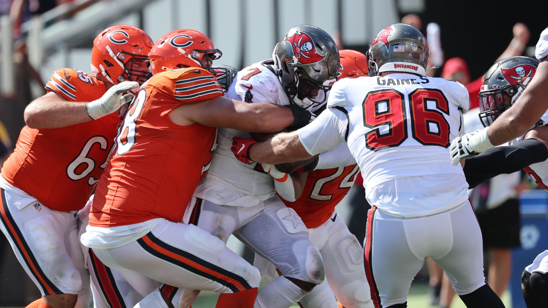 Shaquil Barrett comes up with the pick-six to help the Buccaneers seal the  victory against the Bears