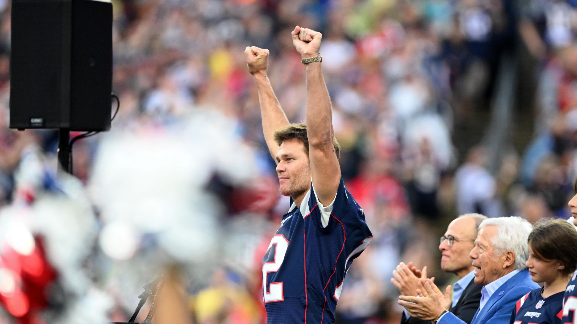 Patriots fans honor Brady at halftime during home opener