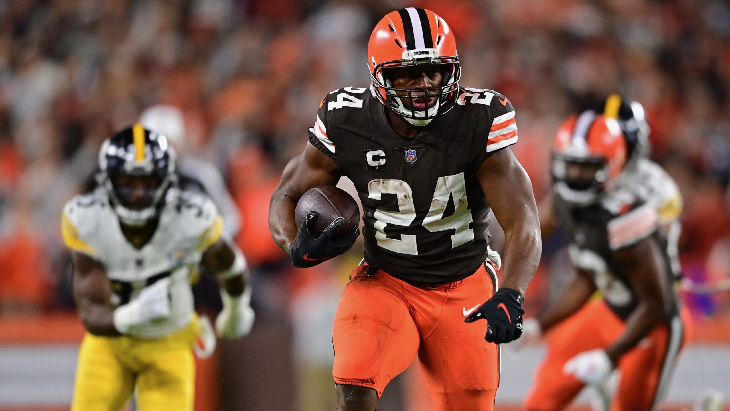 Nick Chubb suffers another severe knee injury, likely ending the Browns  star running back's season