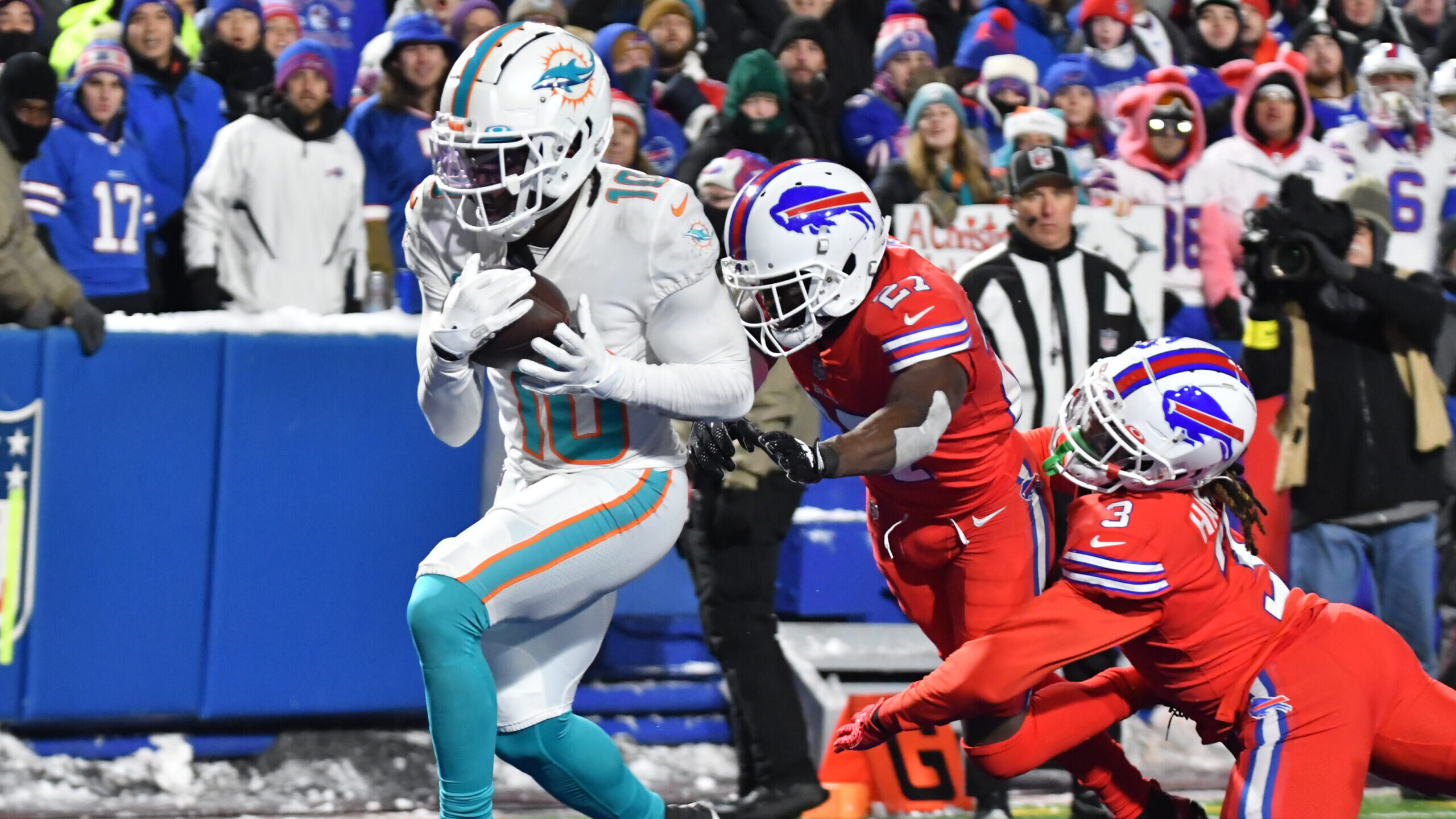 Dolphins vs. Bills Predictions, Picks & Odds Week 4: Bills Favored in AFC  East Showdown