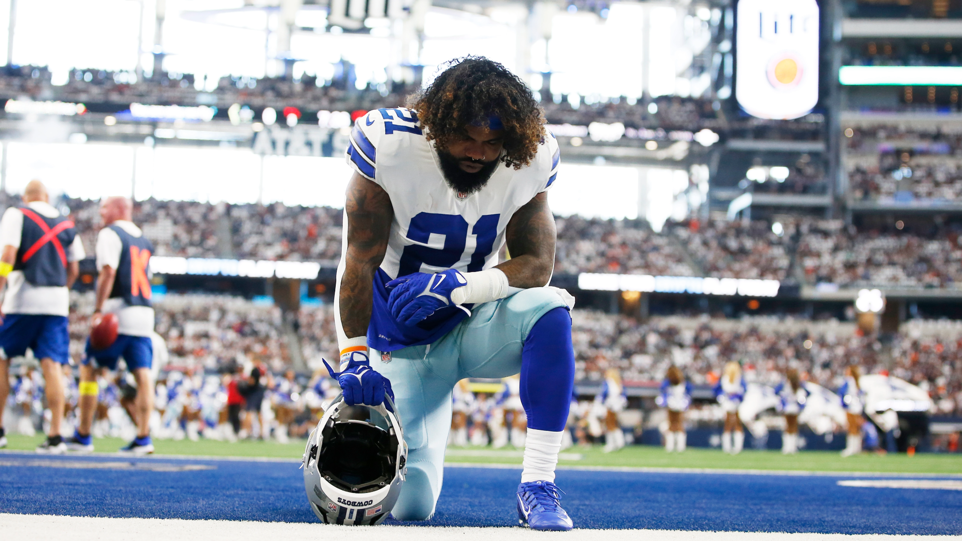 Cowboys honor Ezekiel Elliott with video before Patriots matchup