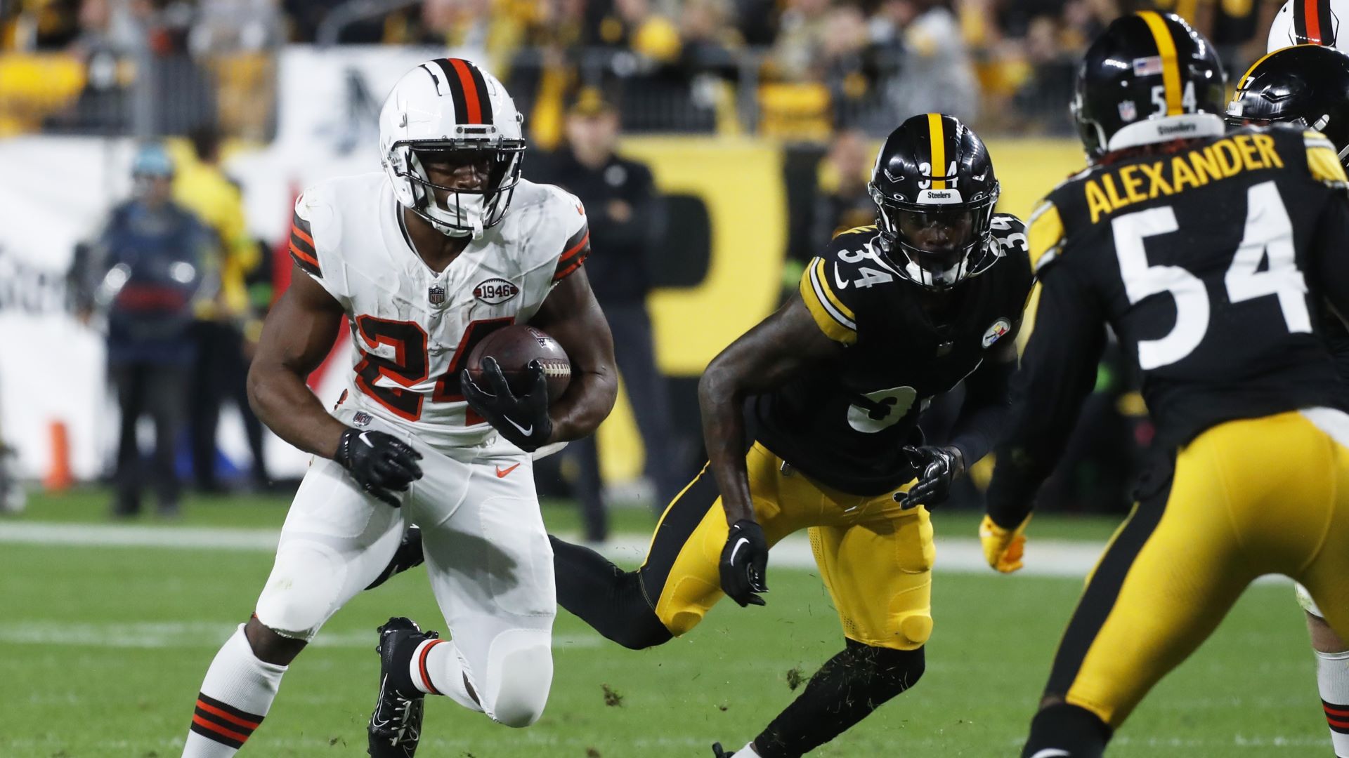 Nick Chubb of the Cleveland Browns plays against the Los Angeles