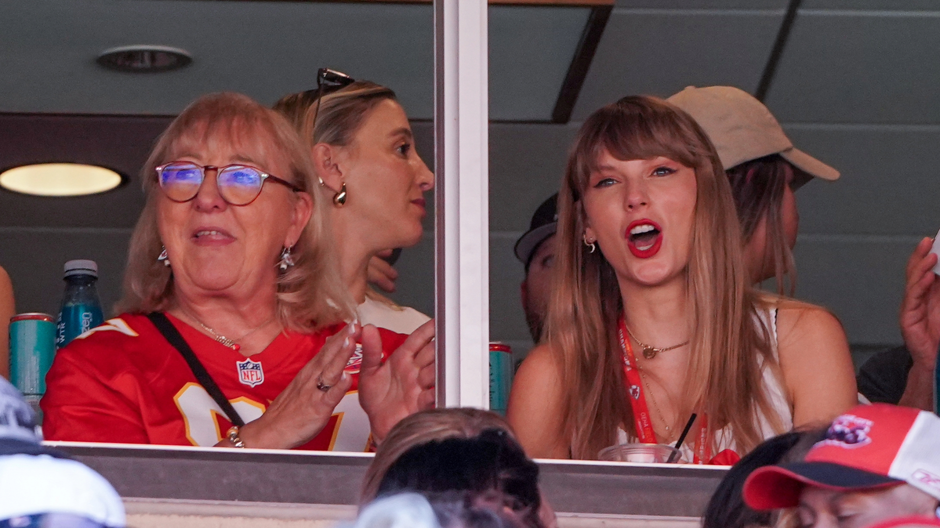 Taylor Swift watches Travis Kelce's Chiefs take on the Jets at MetLife  Stadium – Winnipeg Free Press