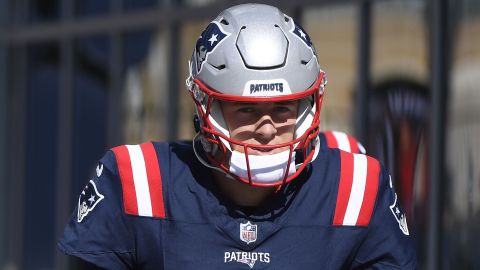 New England Patriots wide receiver Tre Nixon (82) warms uo before