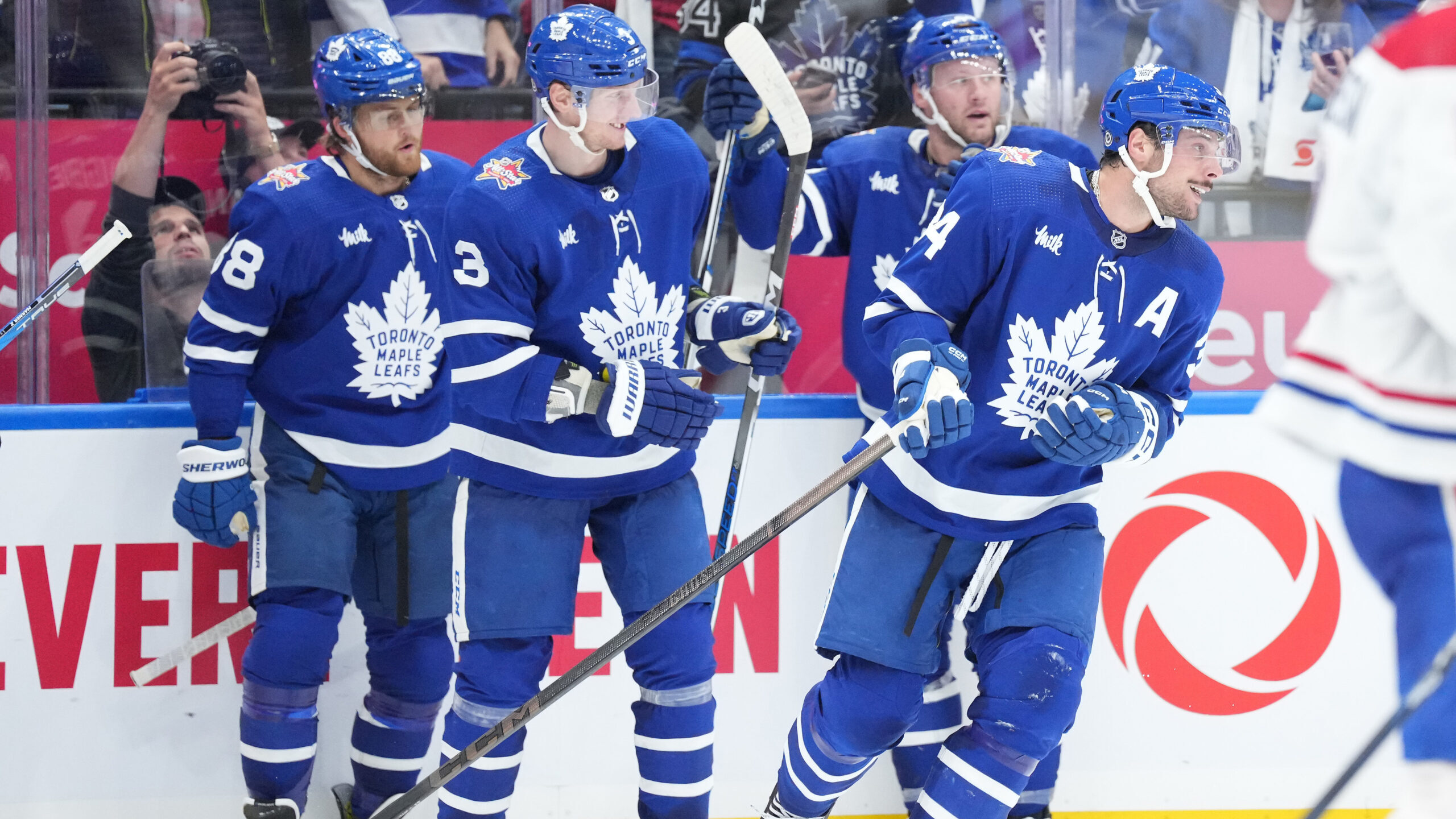 Download Toronto Maple Leafs Players Victory Wallpaper