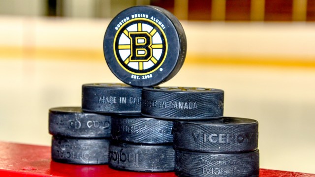 Boston Bruins Alumni pucks
