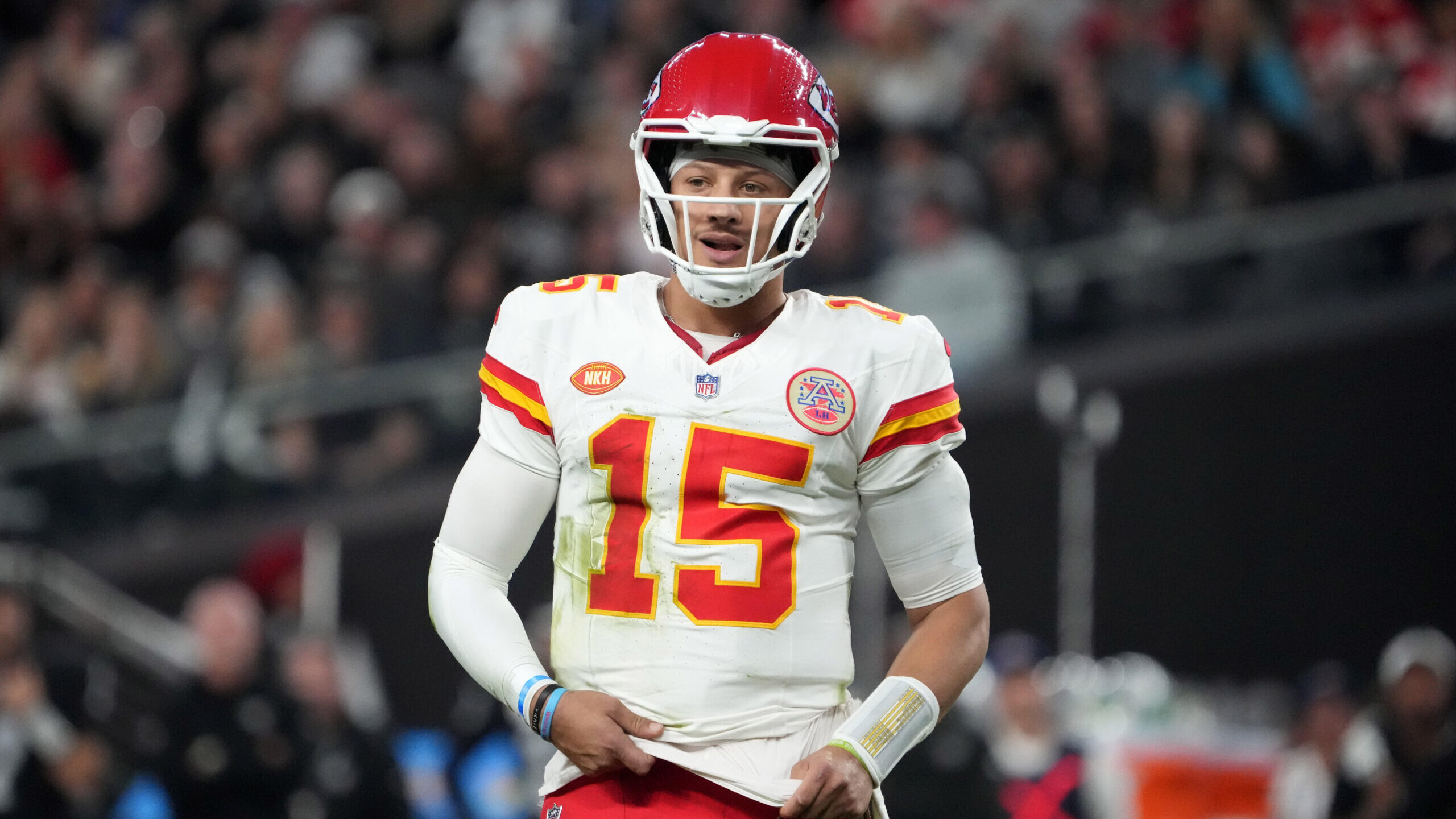 Mahomes Helps Lead Chiefs to Comeback Victory Over Raiders