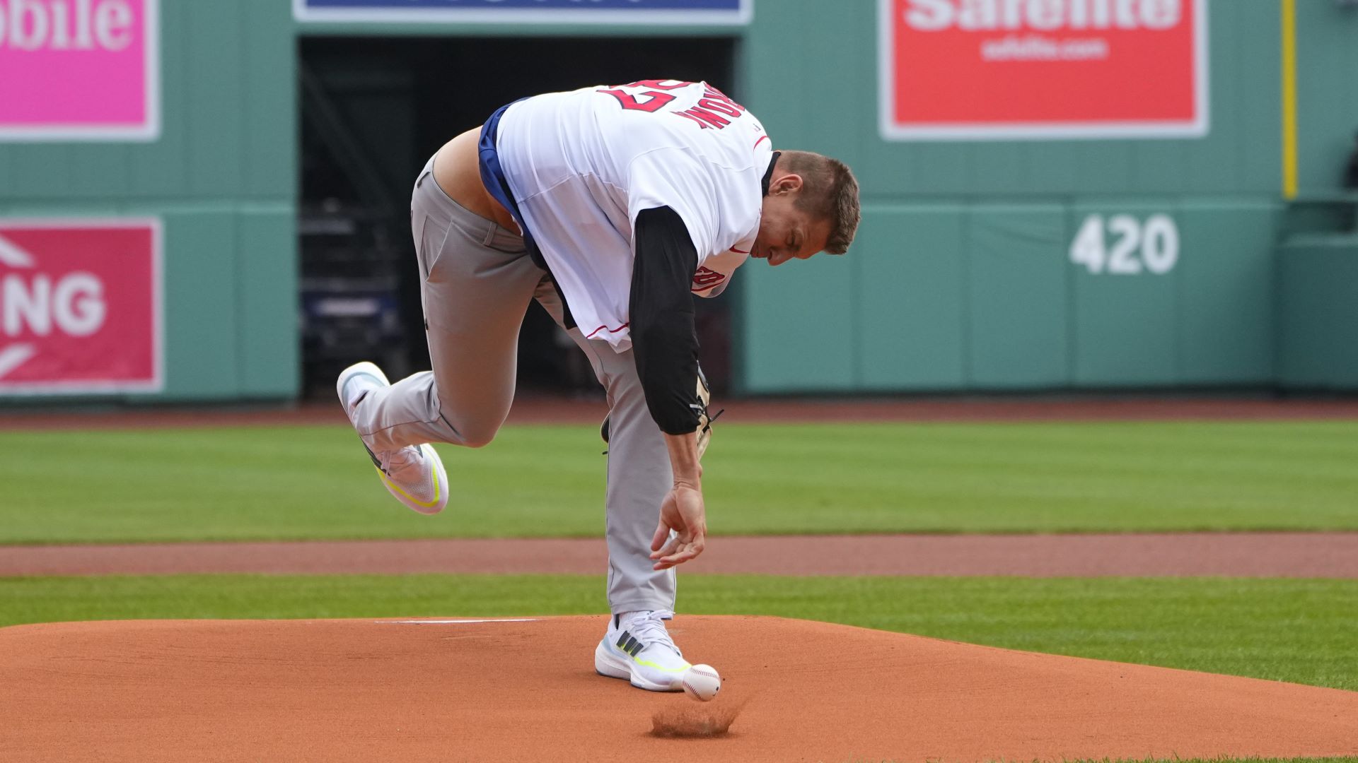 How Tom Brady Reacted To Rob Gronkowski’s First Pitch At Red Sox
Game