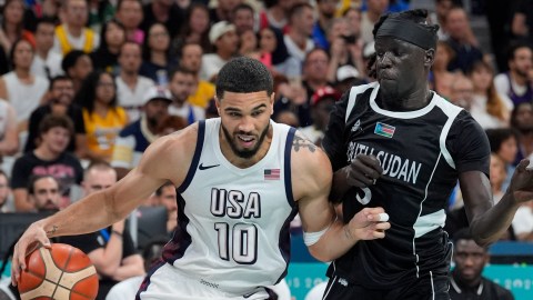 USA forward Jayson Tatum and South Sudan forward Nuni Omot