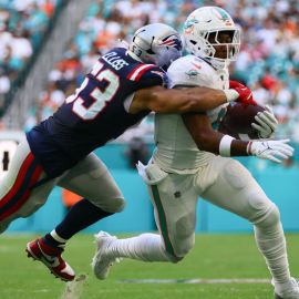 New England Patriots linebacker Christian Elliss and Miami Dolphins tight end Jonnu Smith