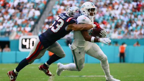 New England Patriots linebacker Christian Elliss and Miami Dolphins tight end Jonnu Smith