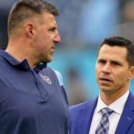 New England Patriots head coach Mike Vrabel and Tennessee Titans executive Ryan Cowden